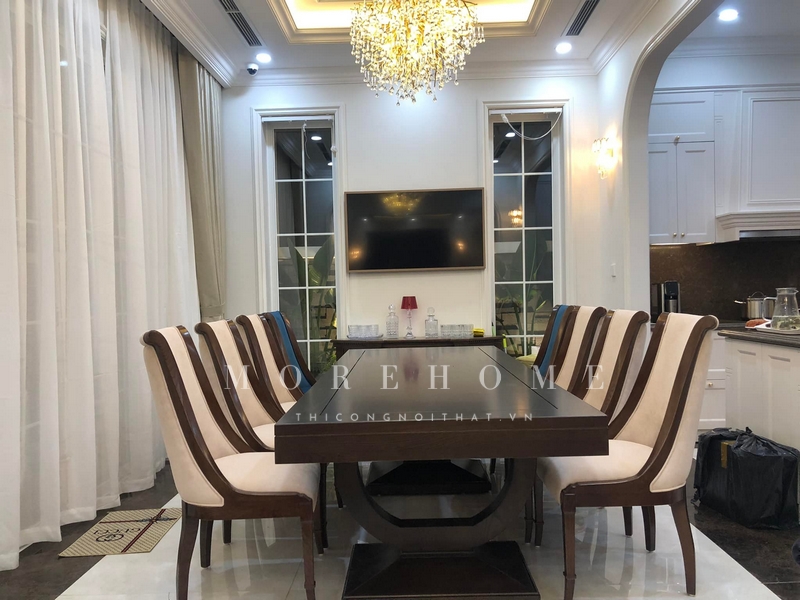 Việc thi công một bàn ăn hình chữ nhật bằng gỗ tự nhiên.