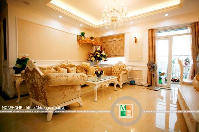 Không gian trong phòng khách được sắp đặt theo vị trí cực kỳ kín đáo cho bàn thờ treo tường tổ tiên.